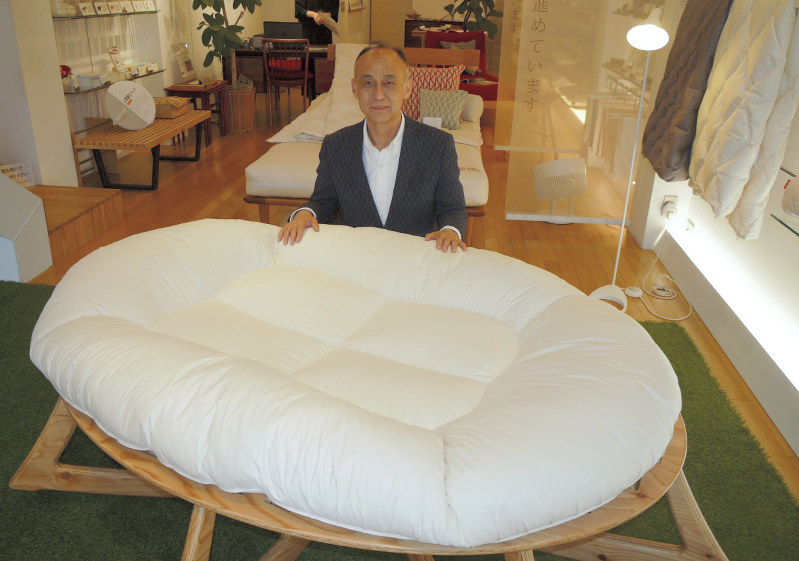 寝具メーカー：チンパンジーの寝床ヒントにベッド開発 | 毎日新聞