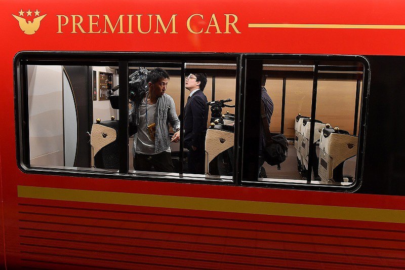 京阪電鉄：プレミアムカー公開 座席指定・高級感演出 [写真特集3/11