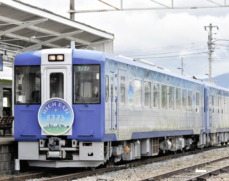 JR東日本：小海線に「天空に一番近い列車」 | 毎日新聞