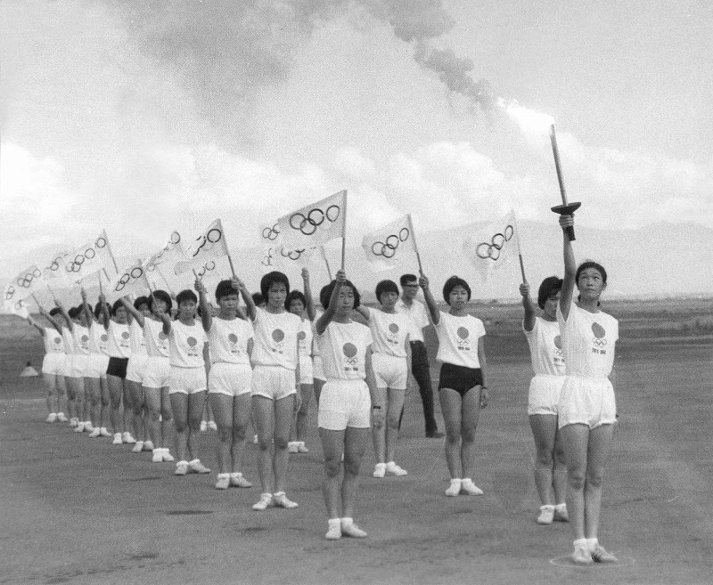 東京五輪聖火リレー：（毎日レガシーフォト アーカイブ） [写真特集14