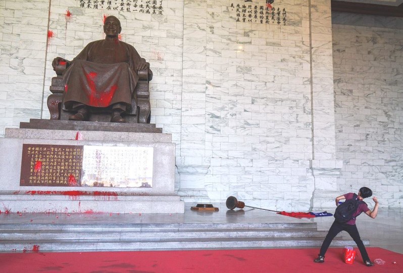 台湾：蒋介石の銅像に赤いペンキ 独立派団体が写真公開 | 毎日新聞