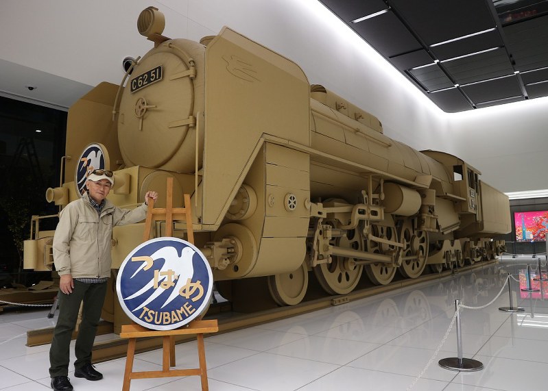 名古屋：迫力満点、原寸大 段ボールの蒸気機関車C62 | 毎日新聞