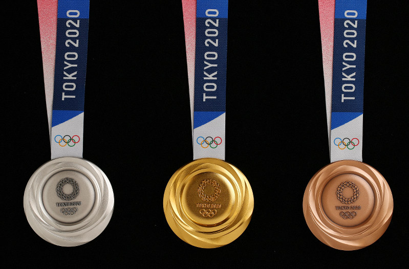 東京五輪 金銀銅のメダルデザイン発表 裏面は光や輝きをテーマ [写真
