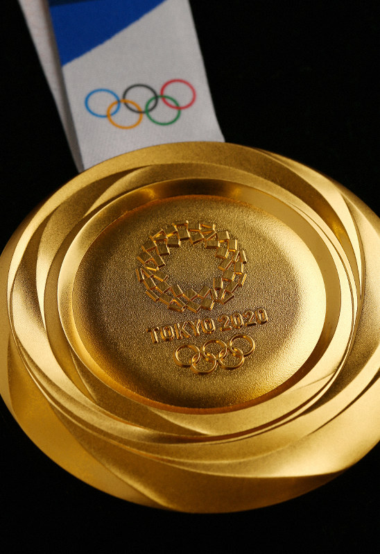 東京五輪 金銀銅のメダルデザイン発表 裏面は光や輝きをテーマ [写真