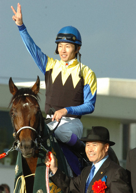 ディープインパクト死ぬ 頸椎骨折 史上2頭目の無敗3冠馬 | 毎日新聞