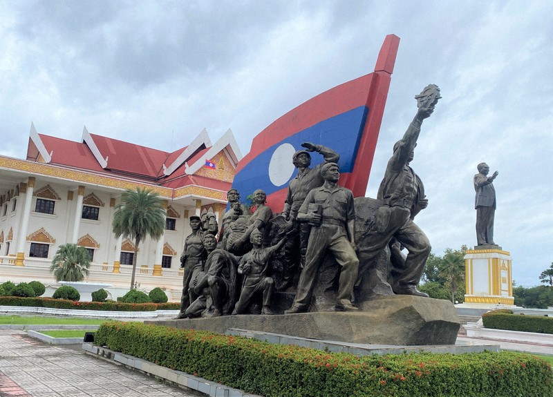 初代首相の銅像が示す親密さ 北朝鮮とASEAN議長国のラオス | 毎日新聞