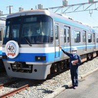 ホームドアから身を乗り出す「撮り鉄」 福岡市地下鉄、Xで“警告” [写真