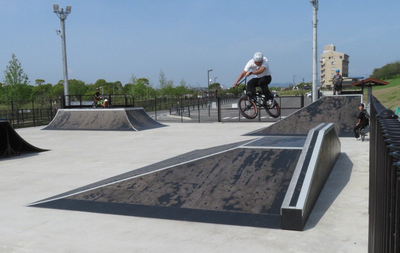 手ぶらでもOK 五輪で正式種目になったBMXに挑戦 福岡・筑後 | 毎日新聞