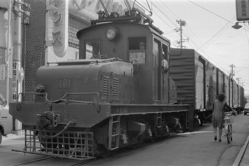 デジタルを捨てよ 町へ出よう！：昭和の町並みをゴトゴトと 巨大な路面