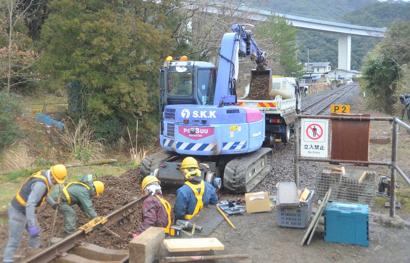 JR四国、日中に線路保守作業を実施 背景に人手不足 | 毎日新聞