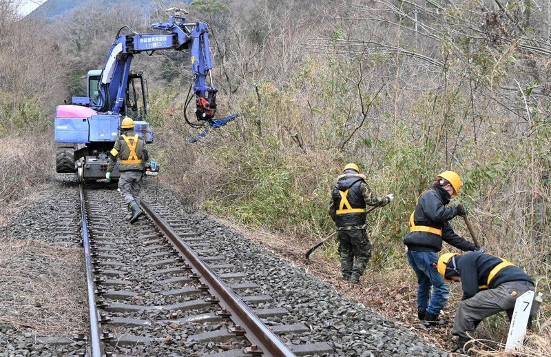 JR四国、日中に線路保守作業を実施 背景に人手不足 [写真特集1/5