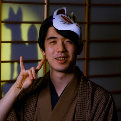 白狐のお面でキツネポーズ 第2局制した藤井王将、勝者の記念撮影