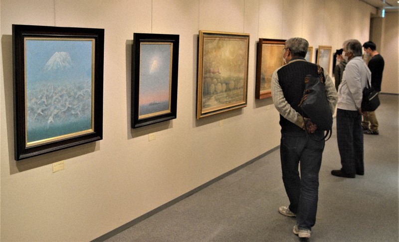 湘南描く、ぬくもりの「青」 瀬尾さん、コロナ禍に描き上げた新作展示