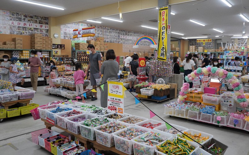 テニスコート10面分の駄菓子屋 メーカーと「世界を笑顔に」願い | 毎日新聞