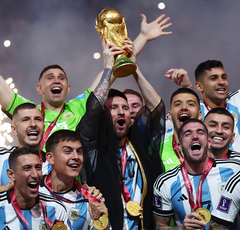 メッシが着ていた黒いアレは？ 優勝トロフィー掲げる姿に注目 | 毎日新聞