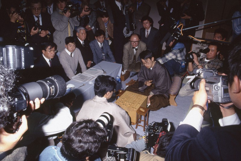 王将戦・激闘をたどる：25歳の羽生、未到7冠完全制覇 前日の高熱