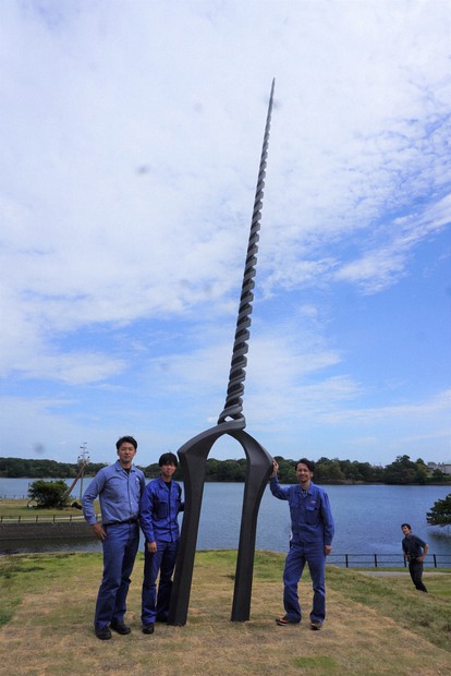 エヴァが刺した？ 全長7メートル「ロンギヌスの槍」 公園に現る | 毎日新聞