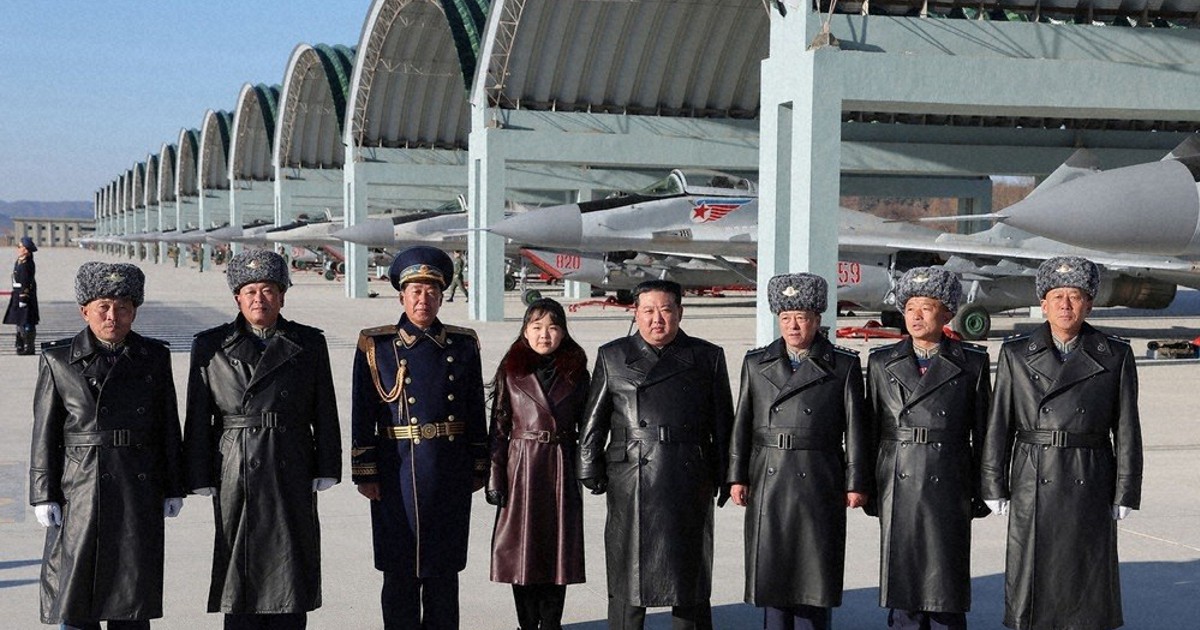 北朝鮮：後継者の雰囲気作り？ 金正恩氏親子、革コートにサングラス