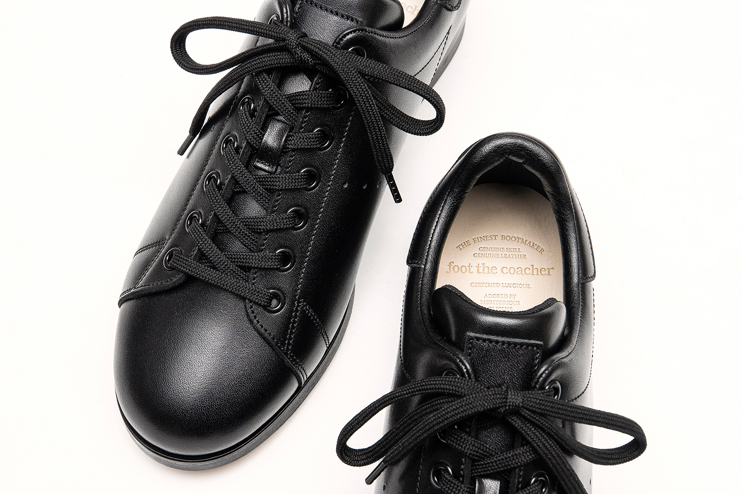 レザーソールのスニーカー。foot the coacherの新作『NON-SPORTY