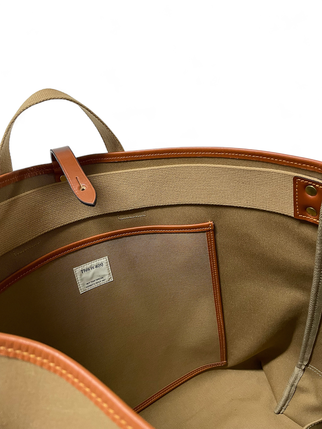 This is a(n) の人気バッグ『Base Tote』をBradyが生産したスペシャル