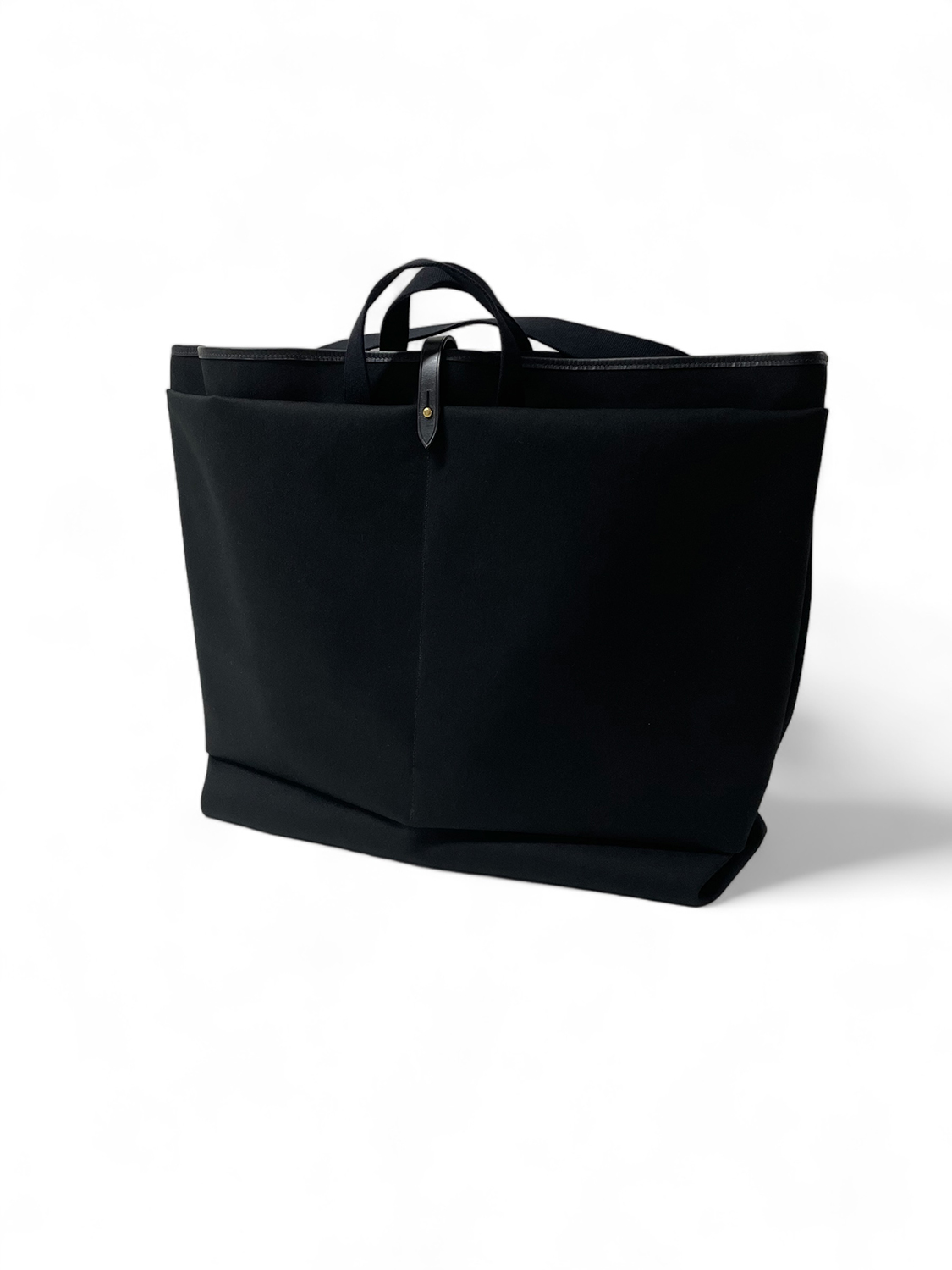 This is a(n) の人気バッグ『Base Tote』をBradyが生産したスペシャル