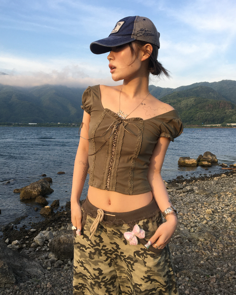 センターレースアップフリルクロップドトップス | ファッション通販