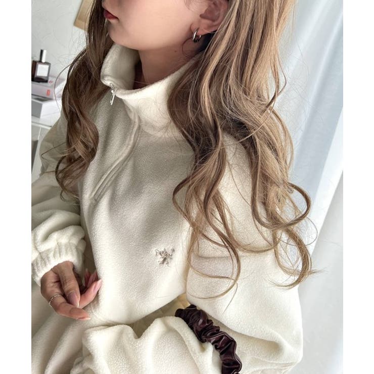 大人カジュアル。ワンポイント胸刺繍入りフリース×キルトハーフジップ