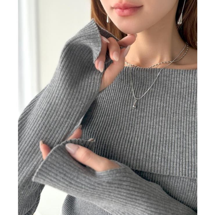 上品＆繊細に華奢見え♪サムホール付きオフショルリブ編みニット（長袖