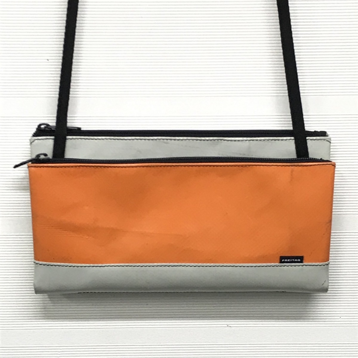 銀座本店でフライターグのオレンジ×ホワイトのショルダーポーチを買取