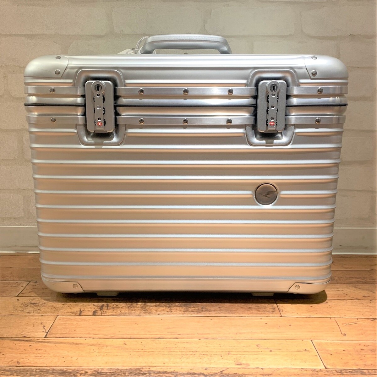 銀座でリモワを買取。シルバーのルフトハンザ仕様のパイロット29Lの2輪