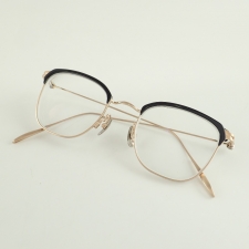 新宿店にて金子眼鏡のT-446R、井戸多美男作、ウェリントン型メガネ