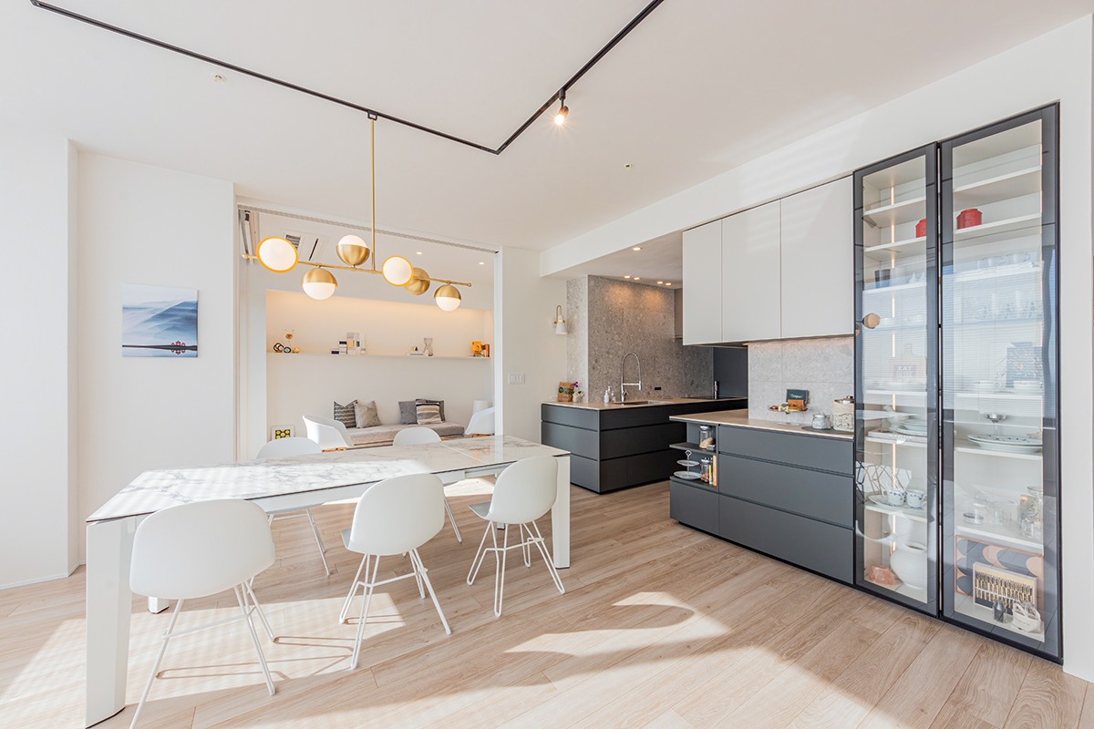 キッチンと同じ面材で造作したキッチンのカウンター収納をLD側まで