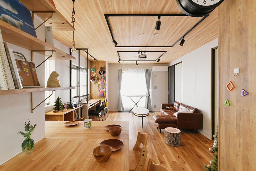 キッチンからリビングを見る(カウンターがつなぐオープンキッチンの家