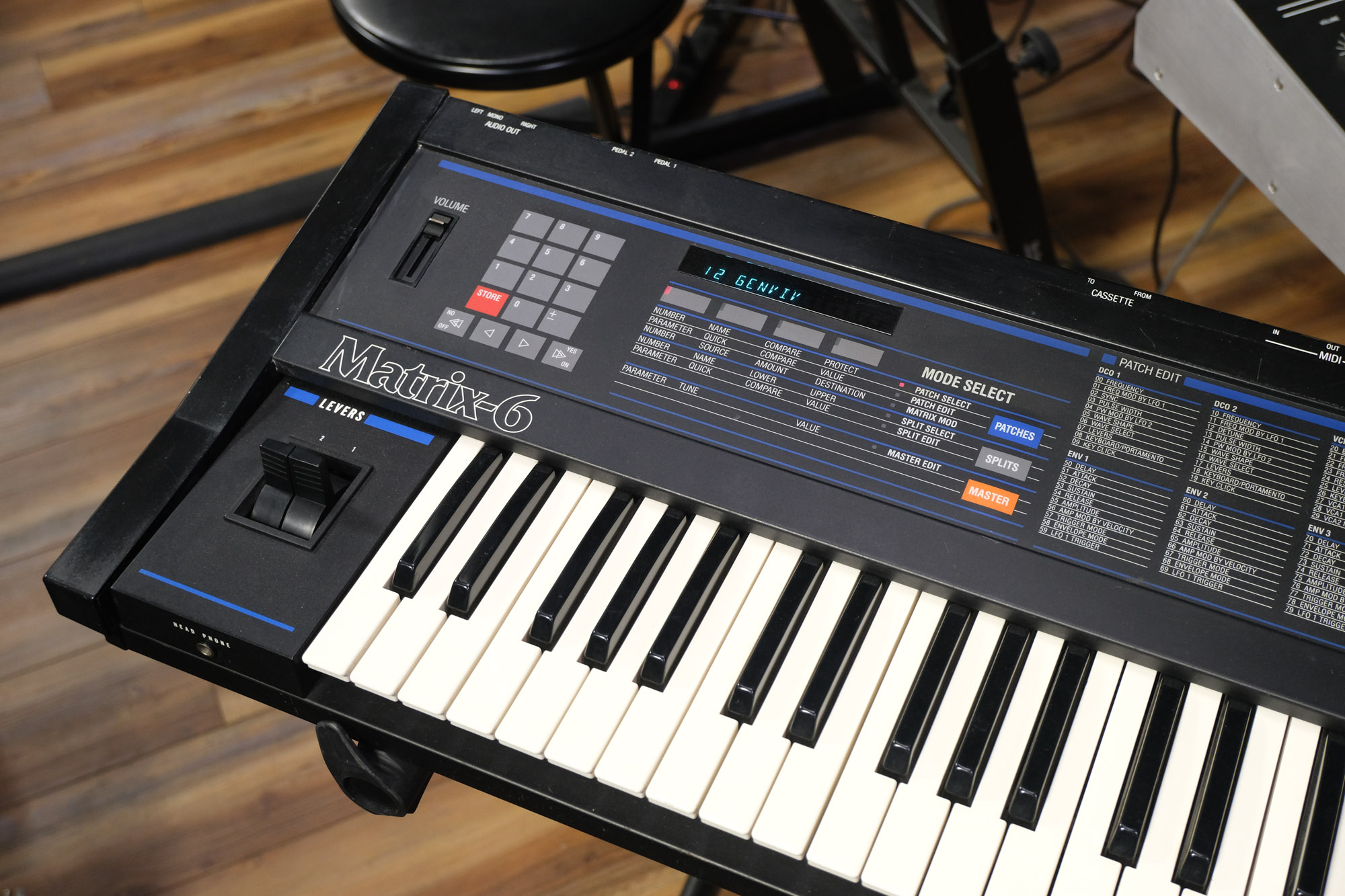 Oberheim Matrix 6 - Syntaur