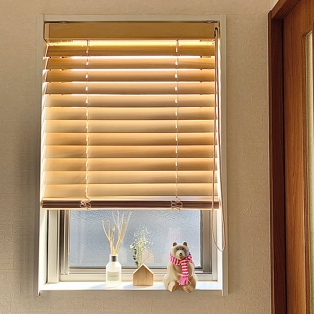 小窓のおしゃれなインテリアコーディネート・レイアウトの実例