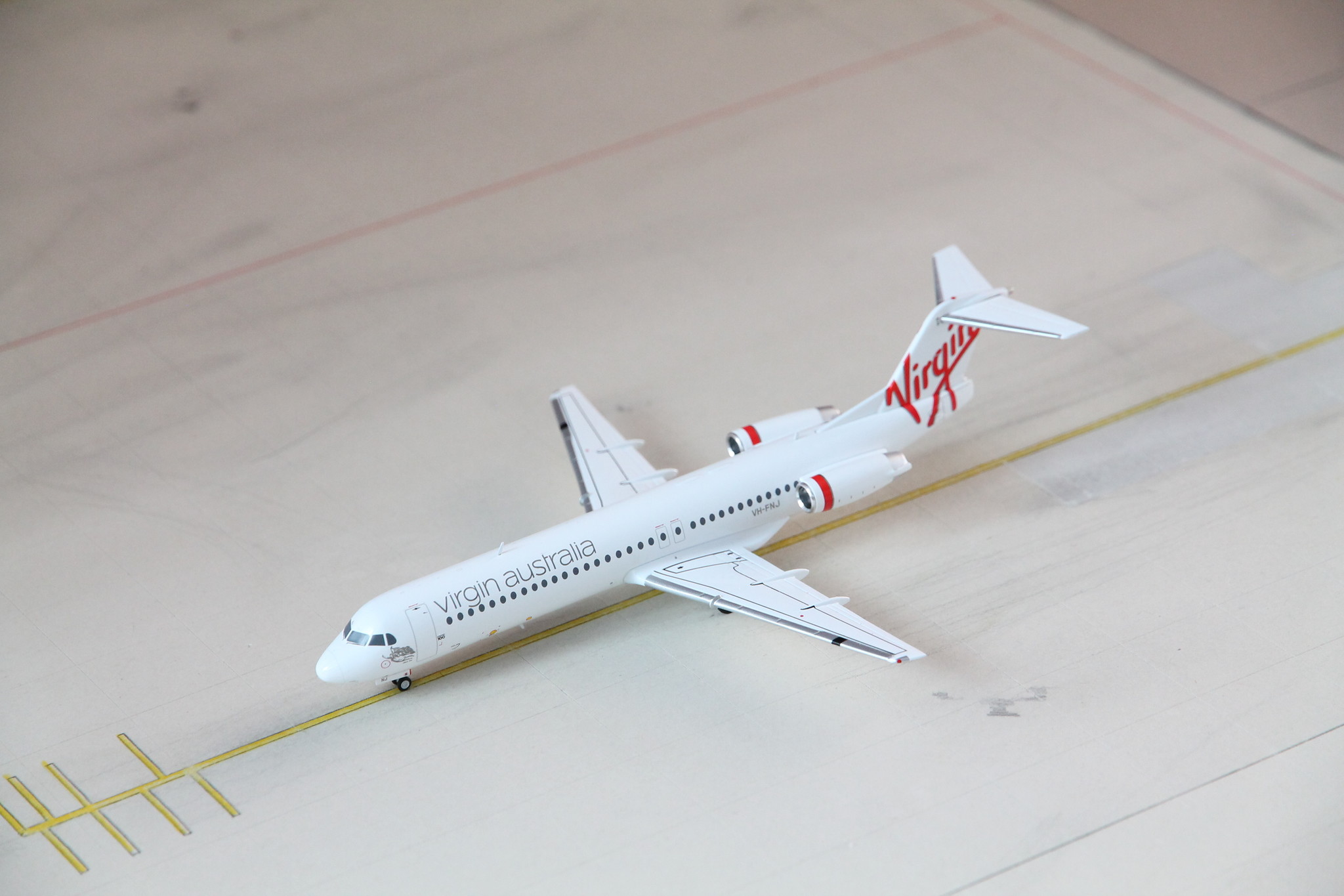 1:200 Virgin Australia Fokker 100 VH-FNJ Gemini200 G2VOZ813