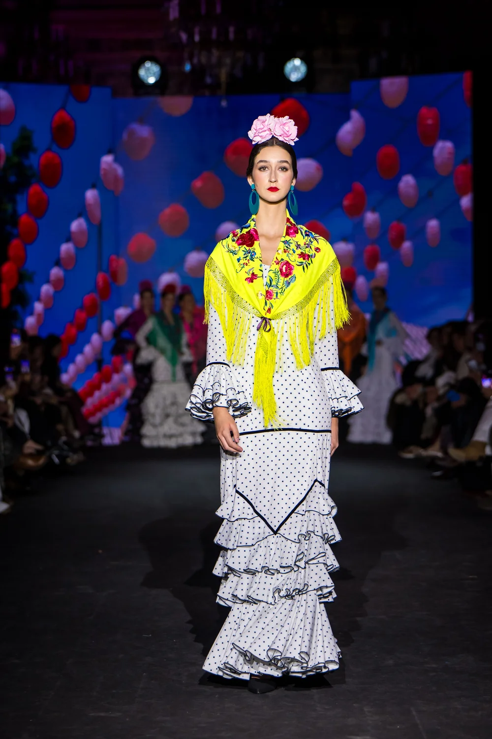 Rocío Peralta フラメンコ ドレス、白に黒の水玉模様 |エレペ