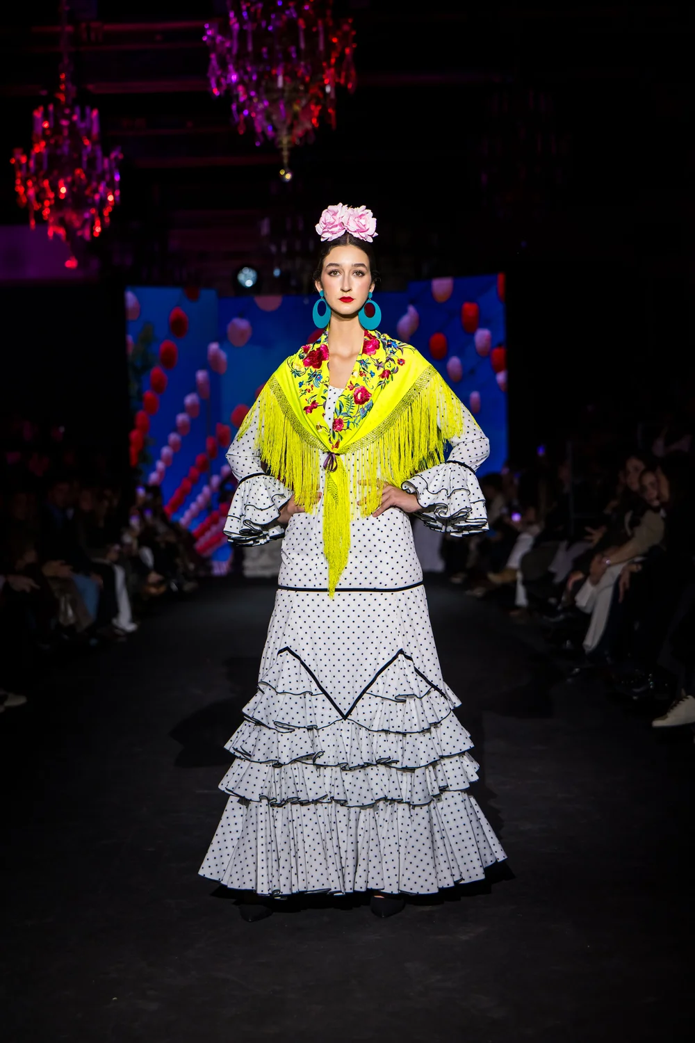 Rocío Peralta フラメンコ ドレス、白に黒の水玉模様 |エレペ