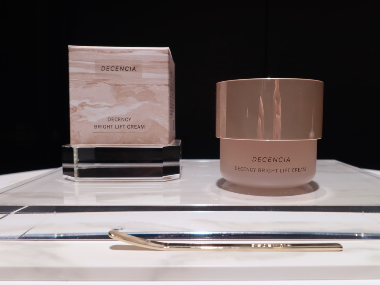 じゅわっととろけてパッと明るい肌に。ディセンシア最高峰