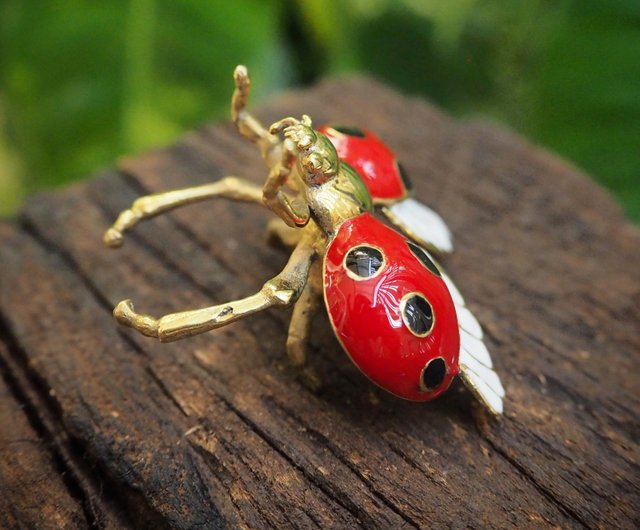 タイ 真鍮に白いエナメルの羽をあしらった、空飛ぶてんとう虫のリング