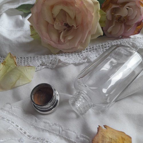 台湾 1891 年ビクトリア朝の手吹きガラスのアンティーク香水