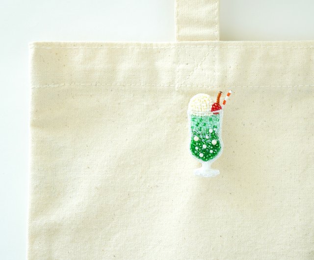 メロンクリームソーダのブローチ ビーズ刺繍 ハーモニハーモニ
