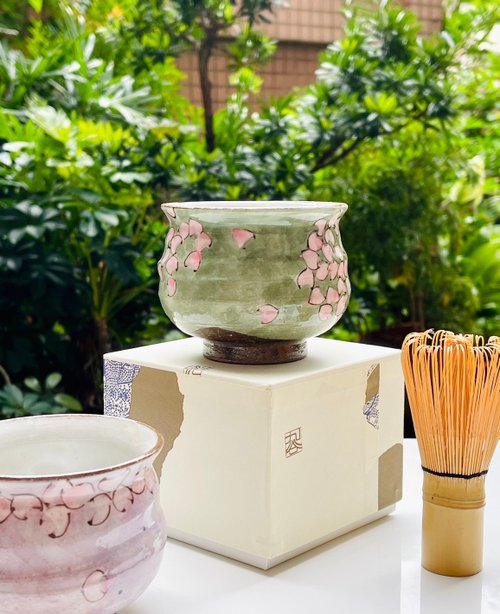 台湾 【有名作家手描き模型】九谷焼 散桜抹茶茶碗（グリーン・ピンク桜