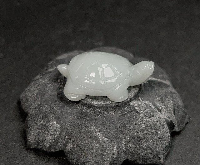 送料無料 40%OFF】台湾 【縁起と長寿】ホワイトビルマ産翡翠亀の置物