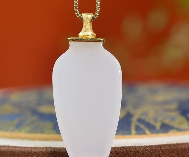5%OFF】非常に繊細で美しい、和田玉18K羊脂玉の宝瓶ペンダント。吉祥と
