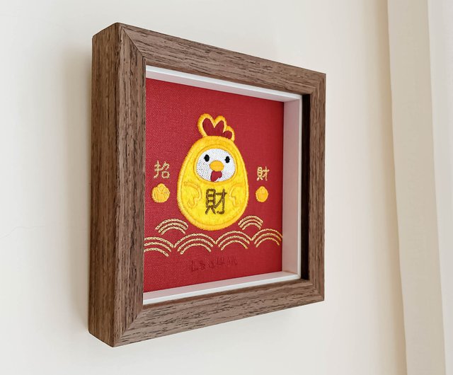 台湾 【富鶏】金鶏達磨刺繍画｜新築・開店祝い、起家鶏｜無垢材 LAZY
