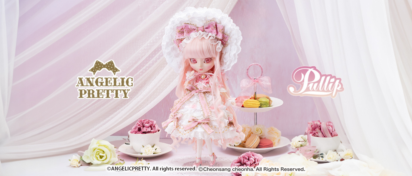 The collaboration doll with the apparel brand 