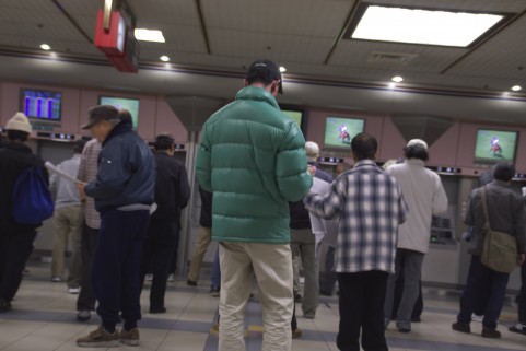 競馬の場外馬券売り場「ウインズ」の魅力とは何か？ | 競馬ヘッドライン