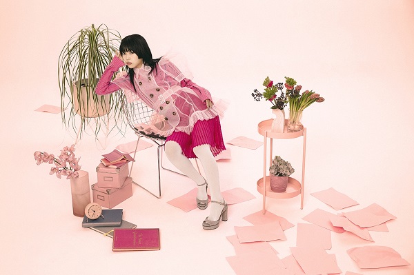 アイナ・ジ・エンド（BiSH）、1st EP『内緒』収録曲“彼と私の本棚”MV