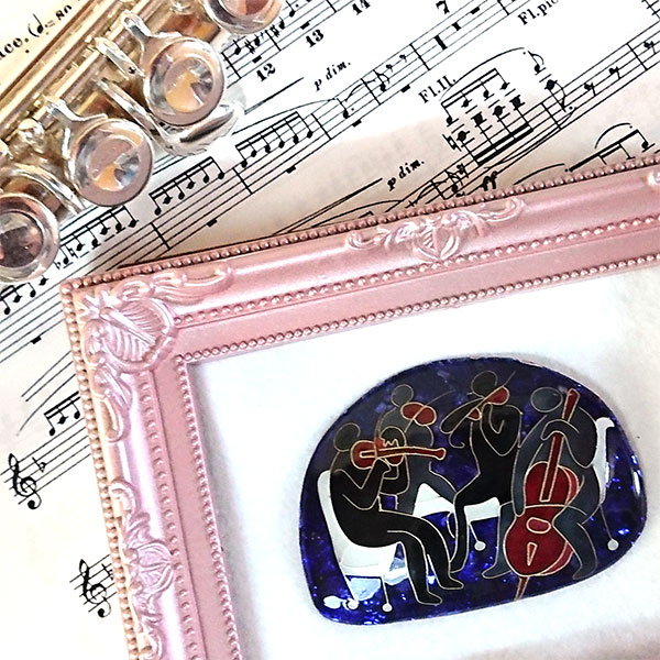 七宝焼き] 音楽団のブローチ – Cedar Field